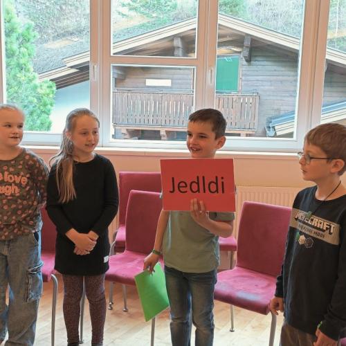 Die Kinder lernen einen Jodler.