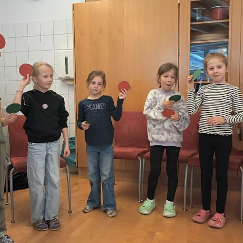 Die Kinder lernen ein Lied.