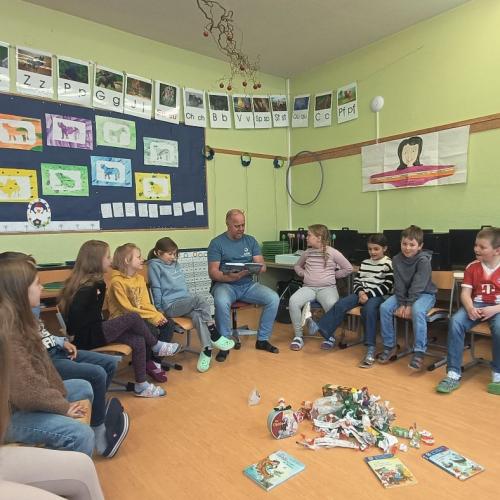 Peter liest den Kindern der 2a von den Olchis vor.