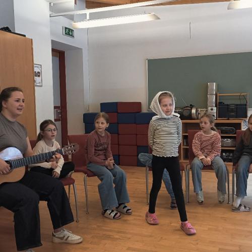 Rollenspiel zum Lied "Die Bäuerin hat die Katze verloren"