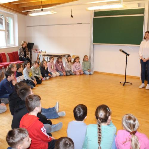 Musikschullehrerin Lea erklärt den Kindern einiges über "unsre Stimme".