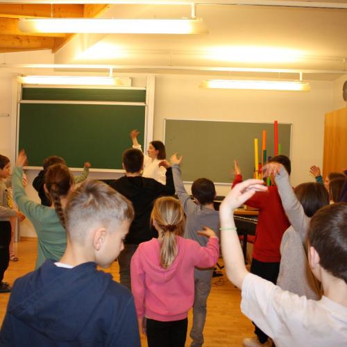 Die Kinder machen Stimmübungen.