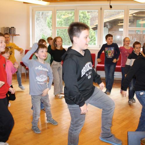 Die Kinder machen Aufwärmübungen fürs Singen.