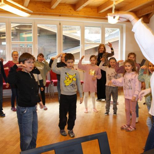 Die Kinder machen Aufwärmübungen fürs Singen.