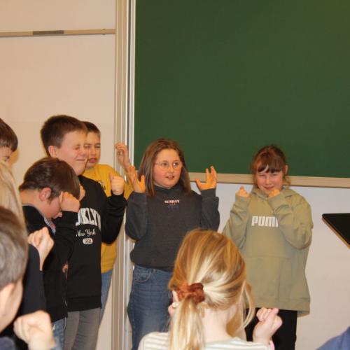 Die Kinder machen Aufwärmübungen fürs Singen.