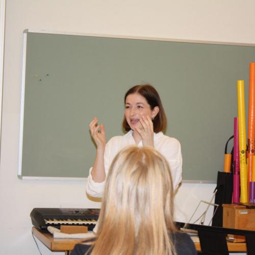 Musikschullehrerin Lea erklärt den Kindern einiges über "unsere Stimme".