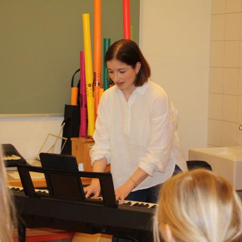 Die Kinder machen Aufwärmübungen fürs Singen.