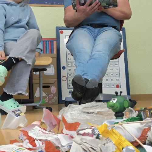 Peter liest den Kindern der 2a von den Olchis vor.