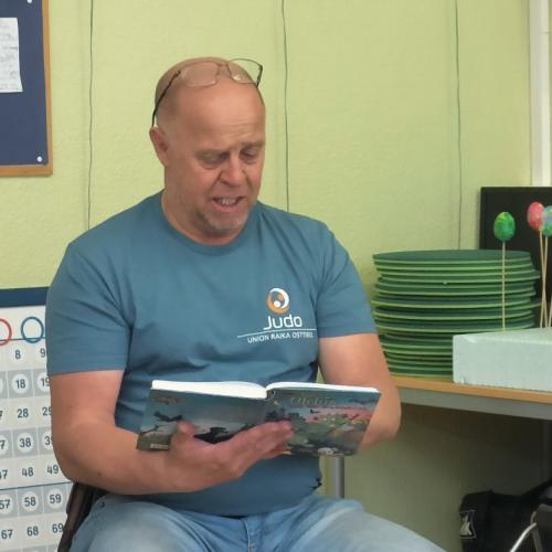 Peter liest den Kindern der 2a von den Olchis vor.