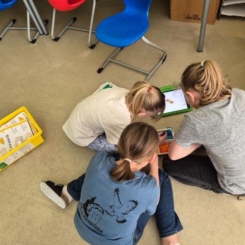 Die Kinder bauen Roboter.