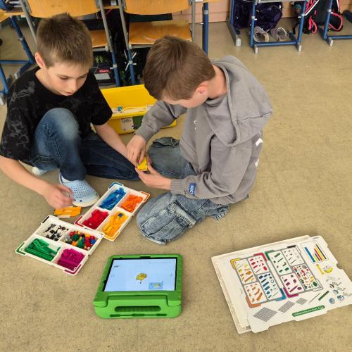 Die Kinder bauen Roboter.