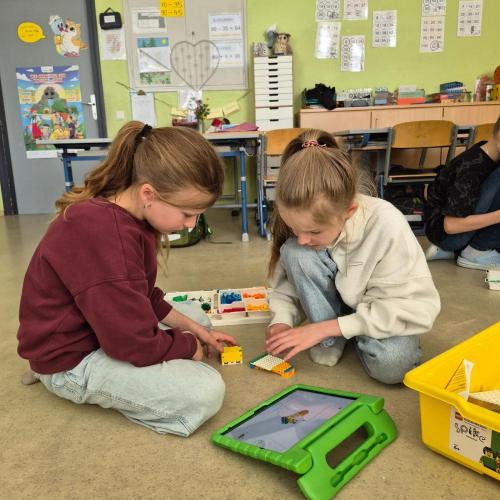 Die Kinder bauen Roboter.