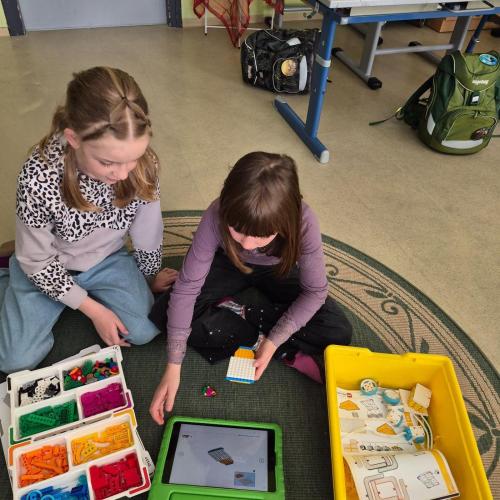 Die Kinder bauen Roboter.