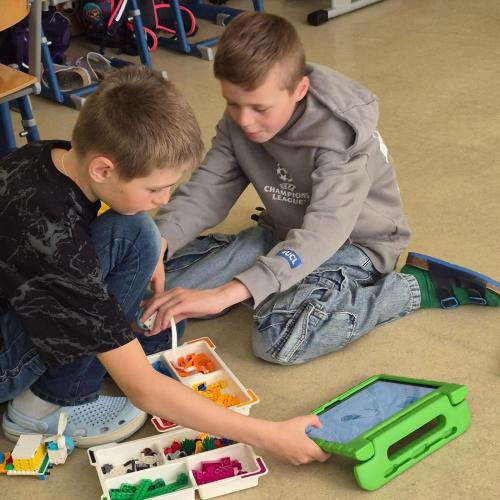 Die Kinder bauen Roboter.