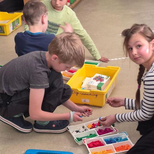 Die Kinder bauen Roboter.