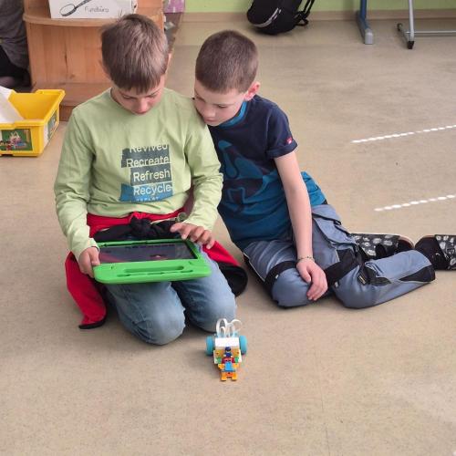 Die Kinder bauen Roboter.