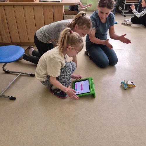 Die Kinder bauen Roboter.