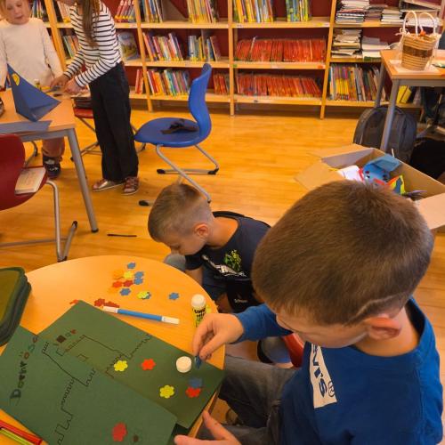 Kinder beim Basteln zum Märchenprojekt
