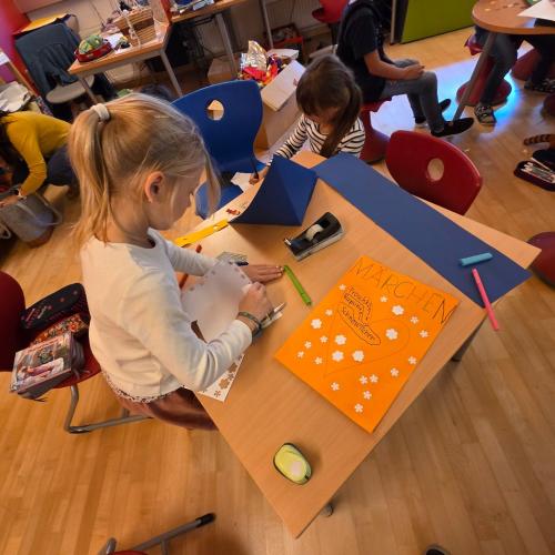 Kinder beim Basteln zum Märchenprojekt