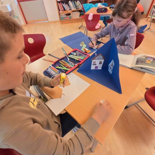 Kinder beim Basteln zum Märchenprojekt