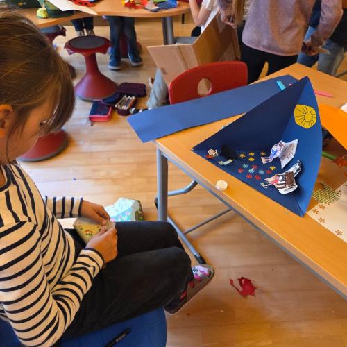 Kinder beim Basteln zum Märchenprojekt