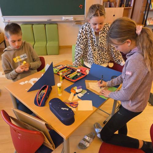 Kinder beim Basteln zum Märchenprojekt