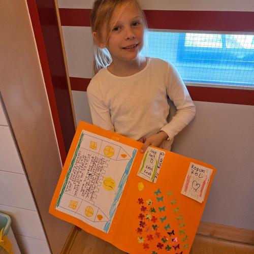 ein Kind mit einem Märchen-Lapbook