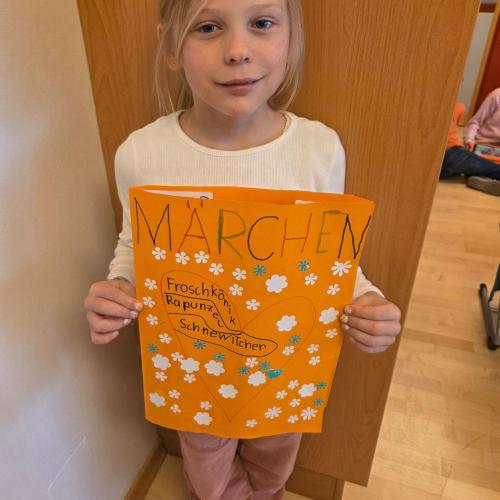 ein Kind mit einem Märchen-Lapbook