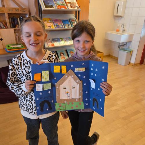 zwei Kinder mit einem Märchen-Lapbook