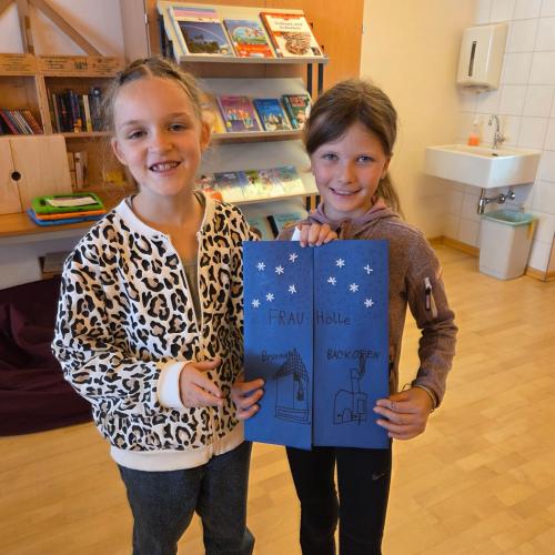 zwei Kinder mit einem Märchen-Lapbook