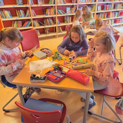 Kinder beim Basteln zum Märchenprojekt