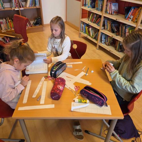 Kinder beim Basteln zum Märchenprojekt