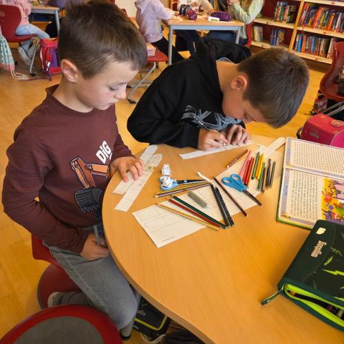 Kinder beim Basteln zum Märchenprojekt