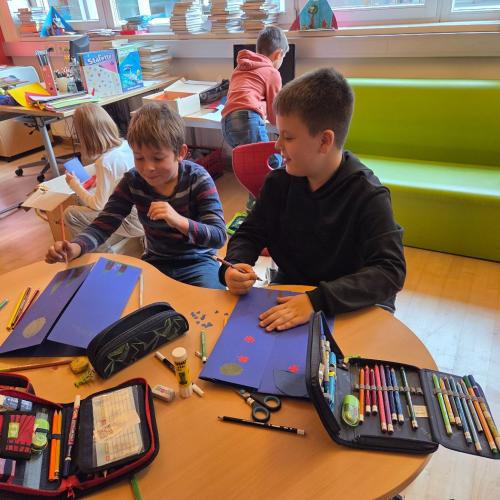 Kinder beim Basteln zum Märchenprojekt