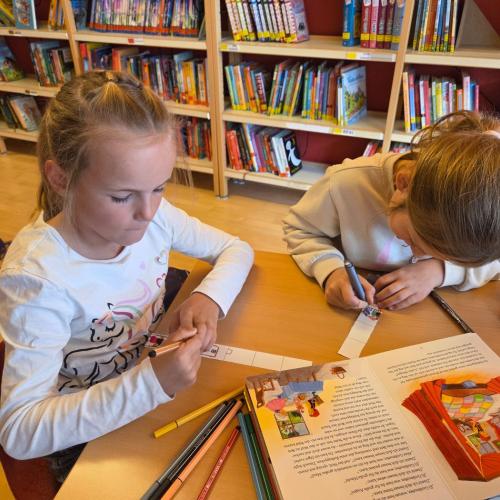 Kinder beim Basteln zum Märchenprojekt