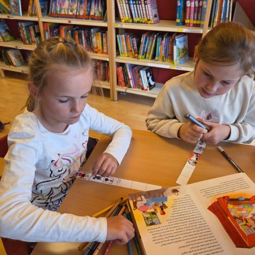 Kinder beim Basteln zum Märchenprojekt