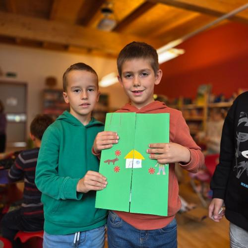 Kinder mit Lapbook und Zündholzschachtelgeschichte