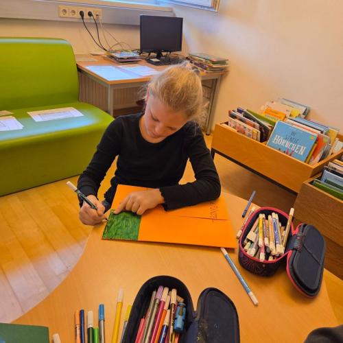 Kinder beim Basteln zum Märchenprojekt