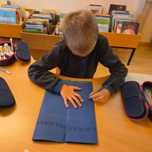 Kinder beim Basteln zum Märchenprojekt