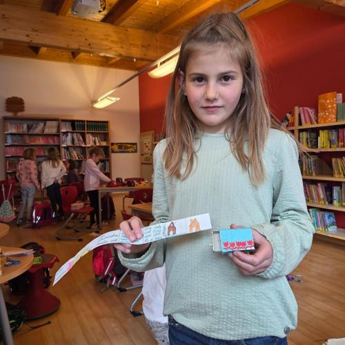 ein Kind mit einer Zündholzschachtelgeschichte