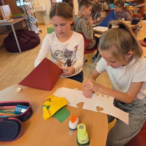 Kinder beim Basteln zum Märchenprojekt