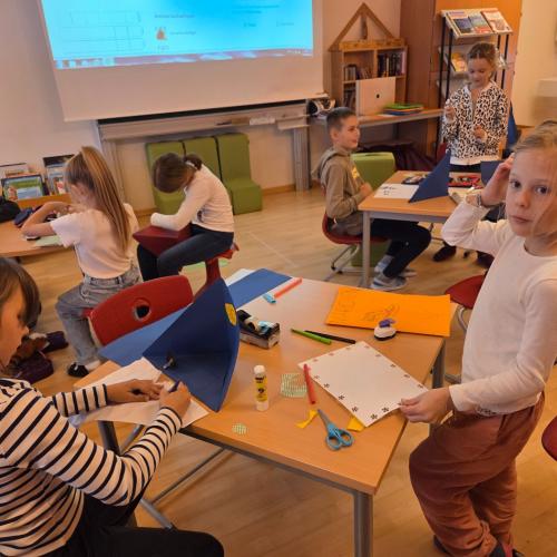Kinder beim Basteln zum Märchenprojekt