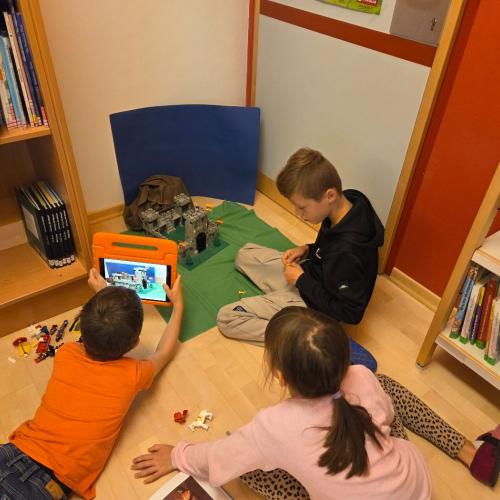 Kinder beim Basteln zum Märchenprojekt