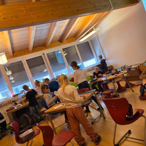 Kinder beim Basteln zum Märchenprojekt