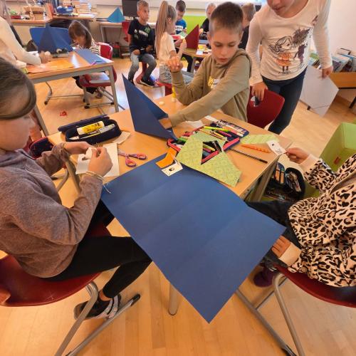 Kinder beim Basteln zum Märchenprojekt