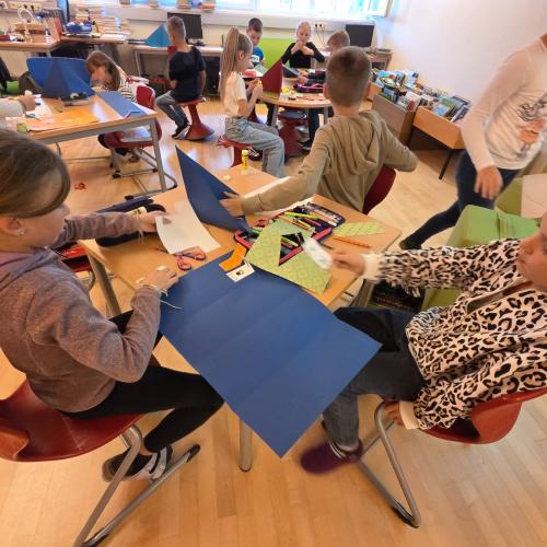 Kinder beim Basteln zum Märchenprojekt