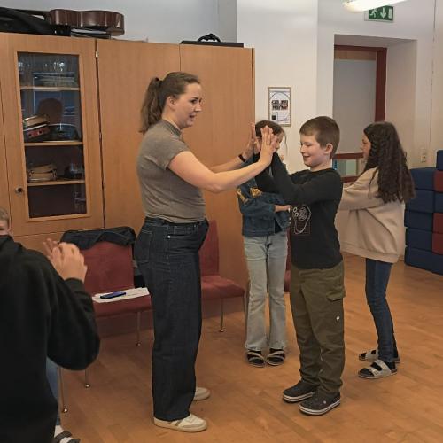 Die Kinder lernen den Boarischen Tanz.