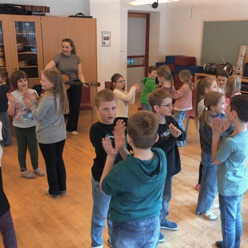 Die Kinder lernen den Boarischen Tanz.