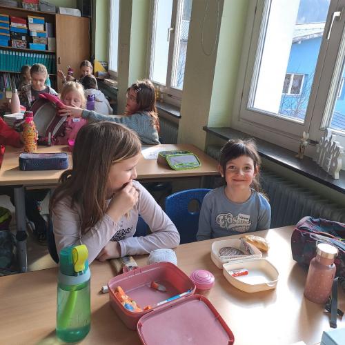 VS-Kinder mit Kindergartenkindern in der Klasse