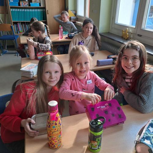 VS-Kinder mit Kindergartenkindern in der Klasse